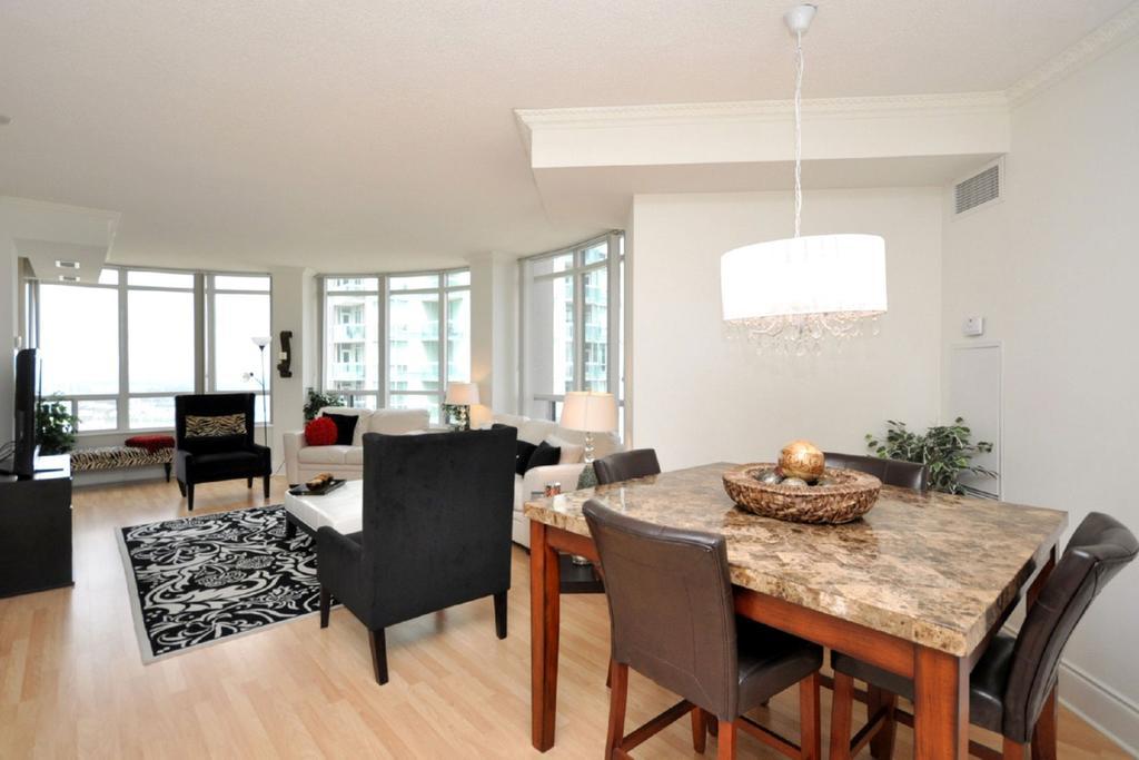 Napa Furnished Rental Apartments Square One ミシサガ 部屋 写真